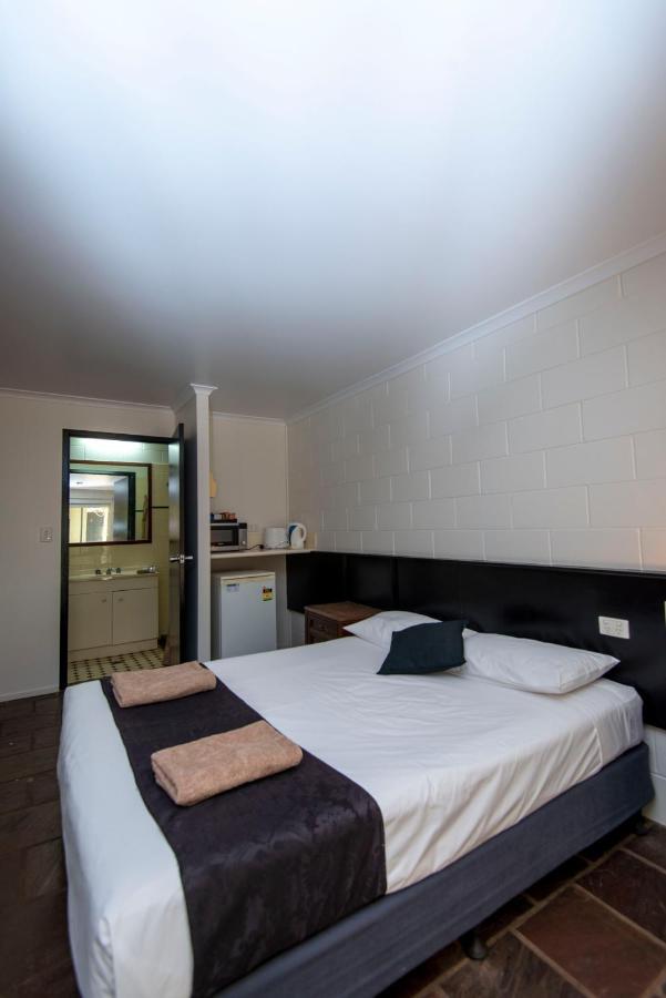 Longreach Most Central Motel Екстер'єр фото